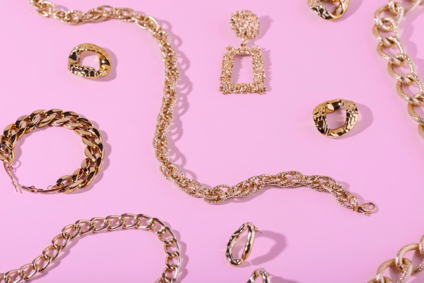 Poti amaneta aur rupt (bijuterii din aur, colectie de bijuterii mostenita, fundal roz)